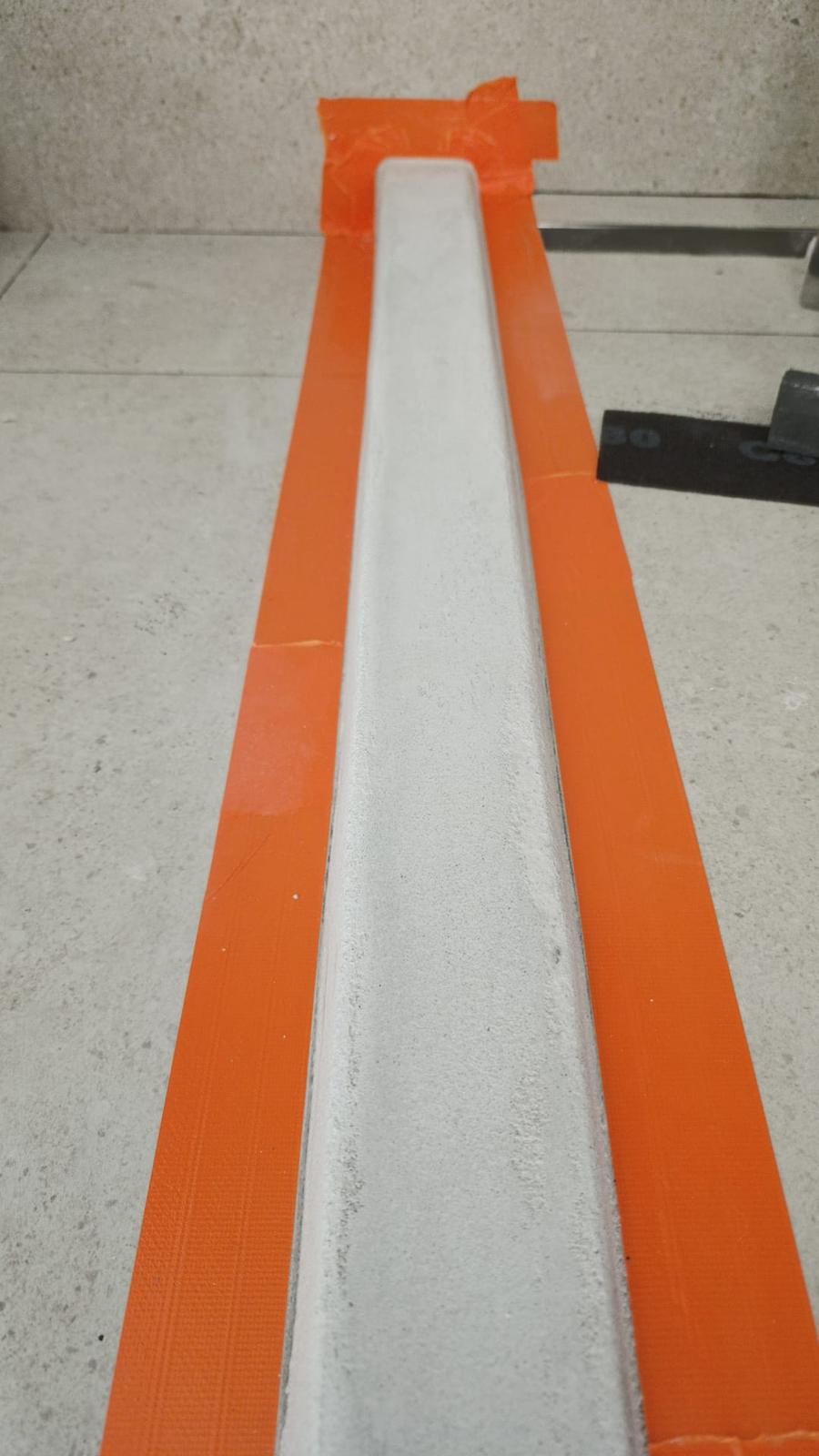 Detail zamaskované hrany a čistě staženého štuku